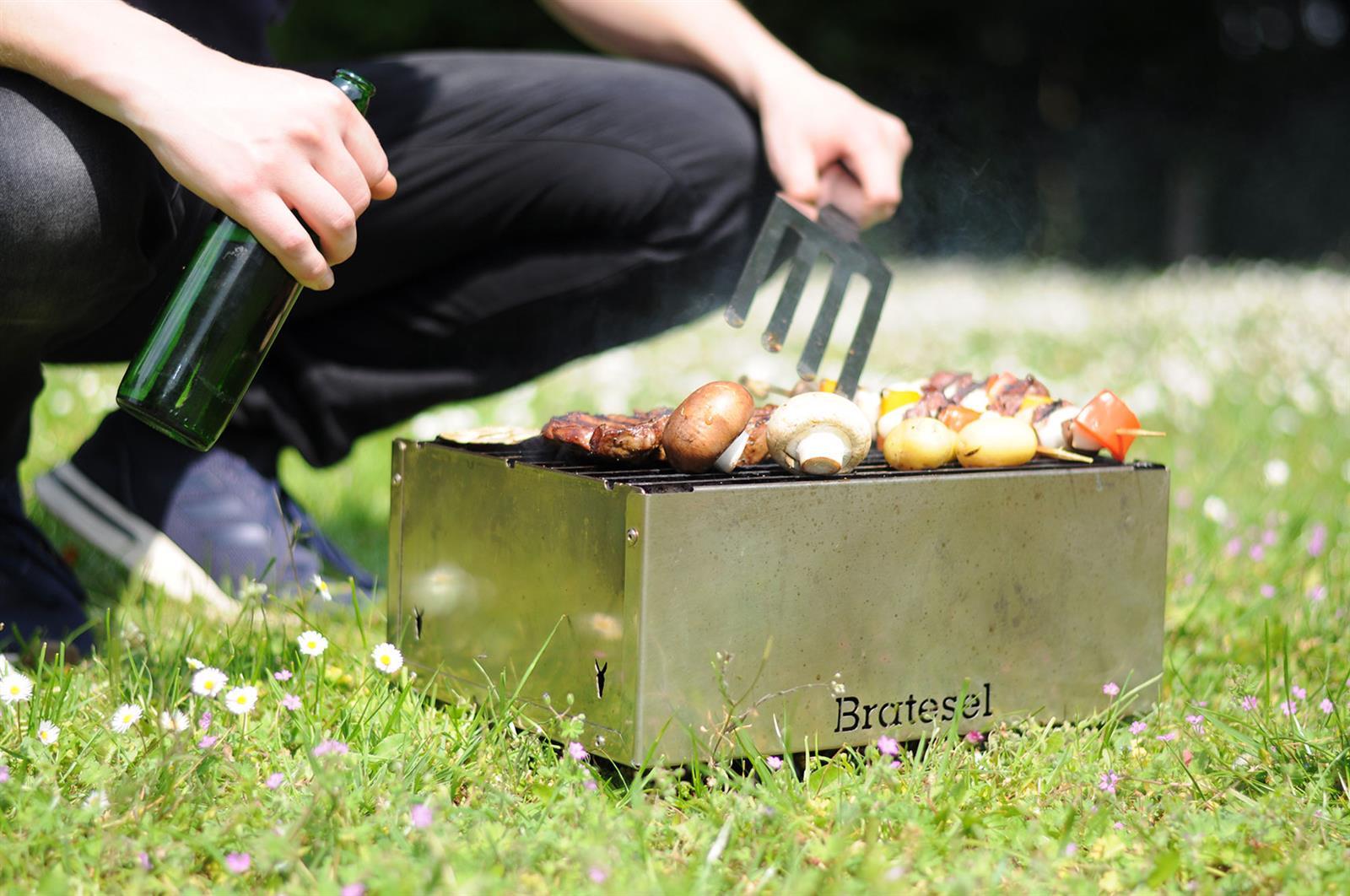 Bratesel Klassik - Holzkohlegrill mit "Klassik Grillrost" und Kohlebeutel sowie Transporttasche Schwarz