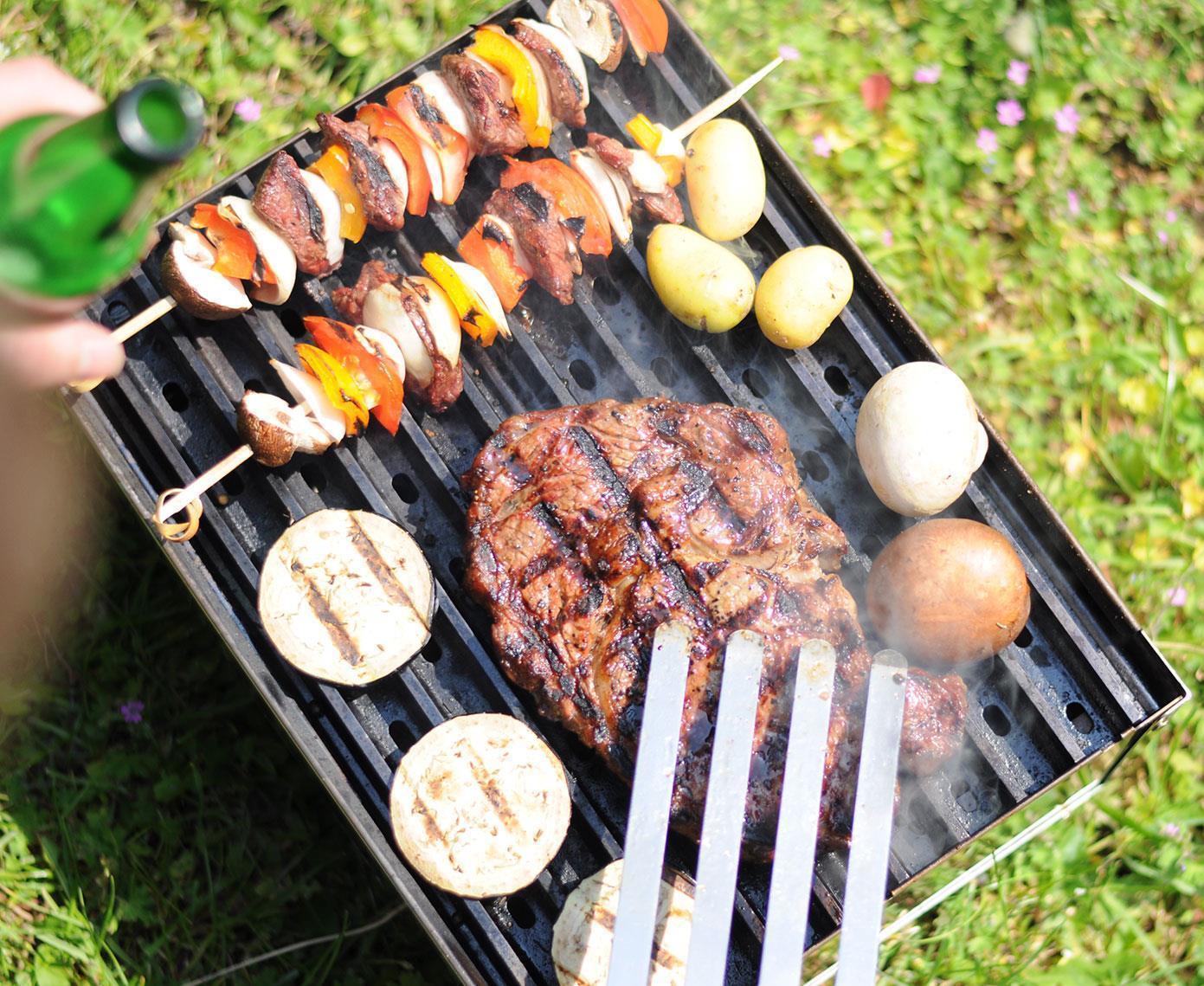 Bratesel Klassik - Holzkohlegrill mit "Klassik Grillrost" und Kohlebeutel sowie Transporttasche Schwarz