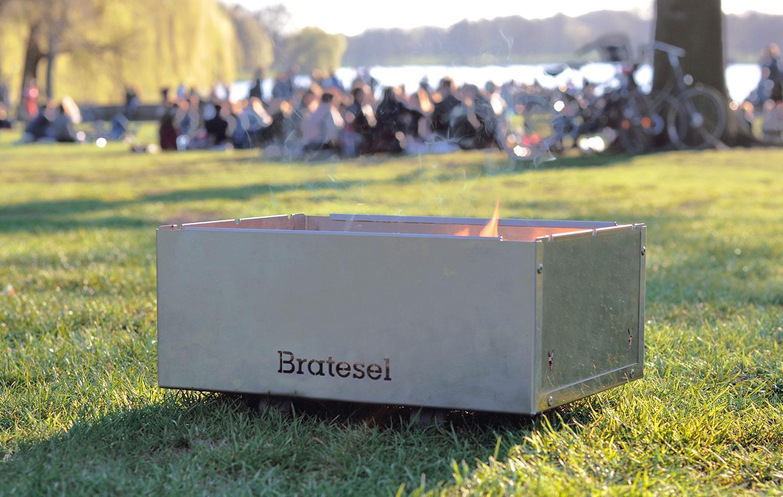 Bratesel Klassik - Holzkohlegrill mit "Klassik Grillrost" und Kohlebeutel sowie Transporttasche Schwarz